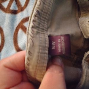 Gloria vanderbilt khaki capris. 16.